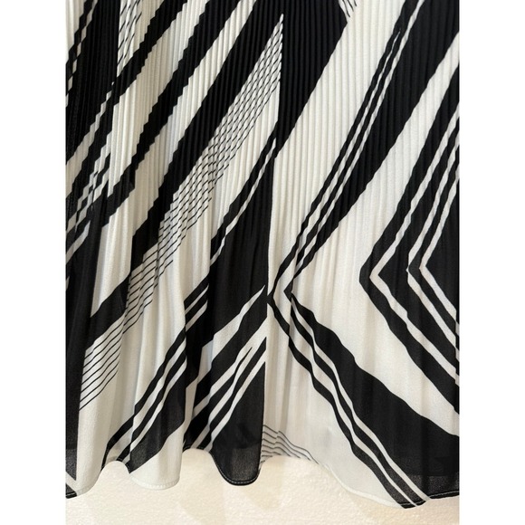 Chico's Size 1 / Medium Black & White Stripe Crinkle Pleated Cold Shoulder Top - Picture 5 of 9